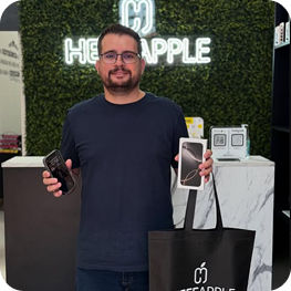 imagem do cliente segurando um iphone