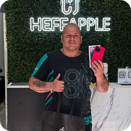 imagem do cliente segurando um iphone