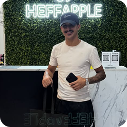 imagem do cliente segurando um iphone