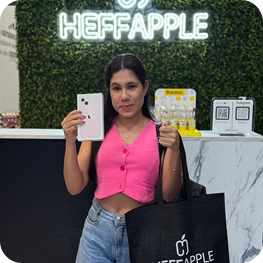 imagem da cliente segurando um iphone