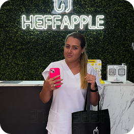 imagem da cliente segurando um iphone